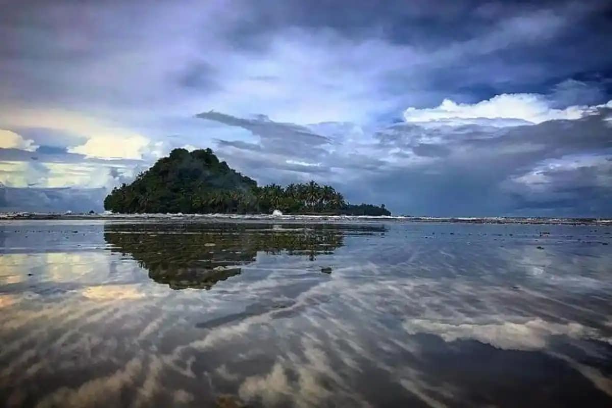 Panorama Pantai Air Manis dengan Batu Malin Kundang di Kota Padang