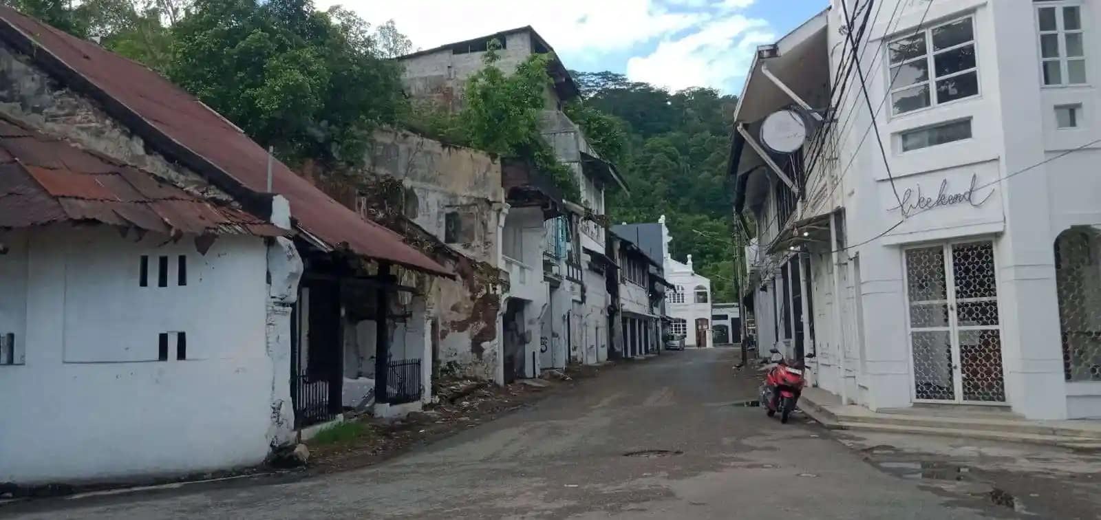 Kawasan Kota Tua Padang dengan bangunan kolonial bersejarah.