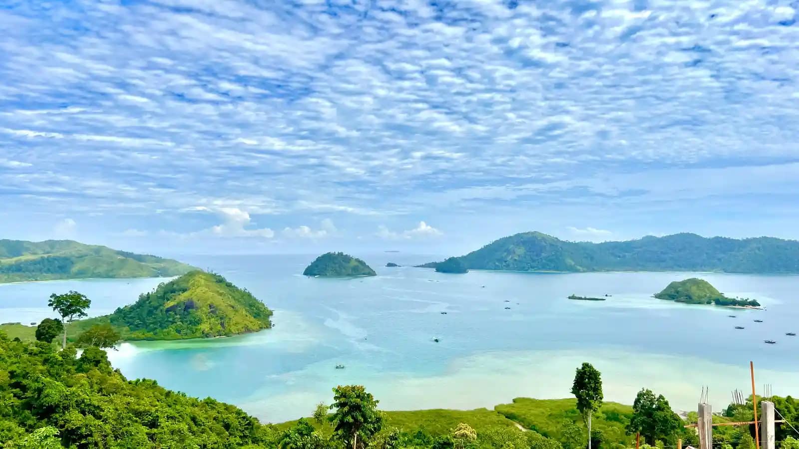 Panorama Teluk dari Puncak Mandeh Sumatra Barat