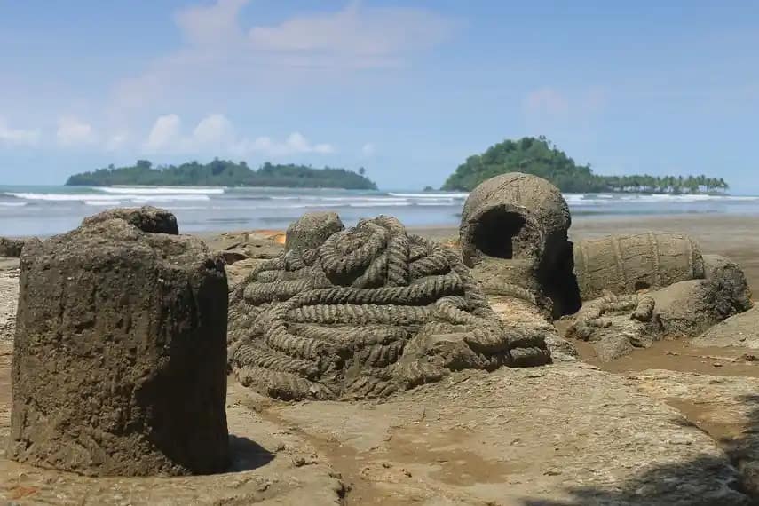 Panorama Pantai Air Manis dengan Batu Malin Kundang di Kota Padang