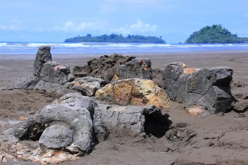 Panorama Pantai Air Manis dengan Batu Malin Kundang di Kota Padang